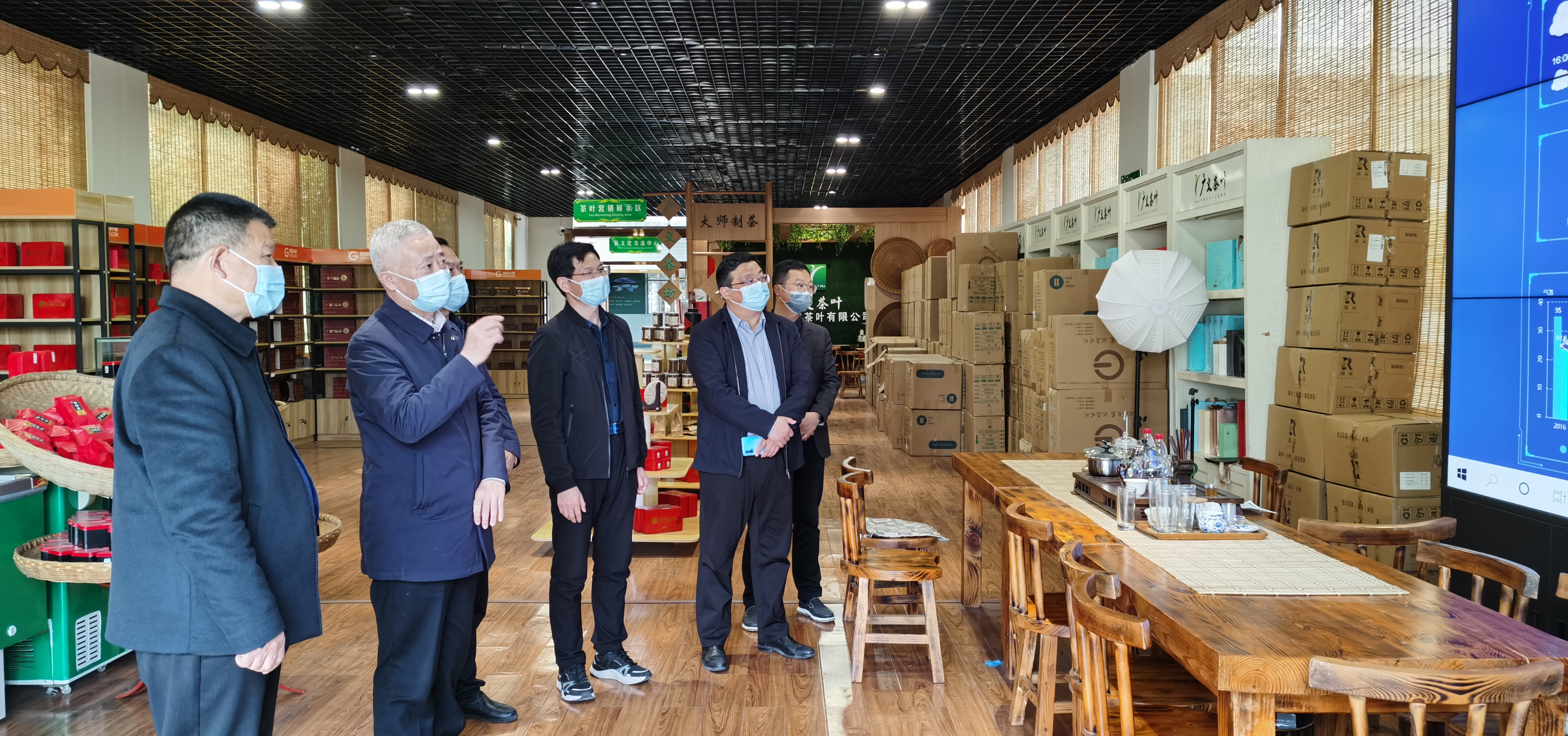2022年4月1日，信陽(yáng)市胡亞才市長(zhǎng)來(lái)廣義茶印象園，關(guān)心春茶生產(chǎn)，指導(dǎo)春茶生產(chǎn)工作