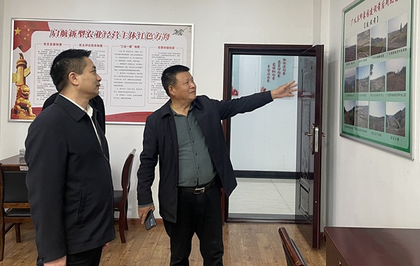 2022年11月9日 ，浉河區(qū)工會(huì)胡華庭主席來(lái)信陽(yáng)市廣義茶葉有限公司慰問(wèn)全國(guó)勞模李廣義同志，并傳達(dá)黨的二十大精神。