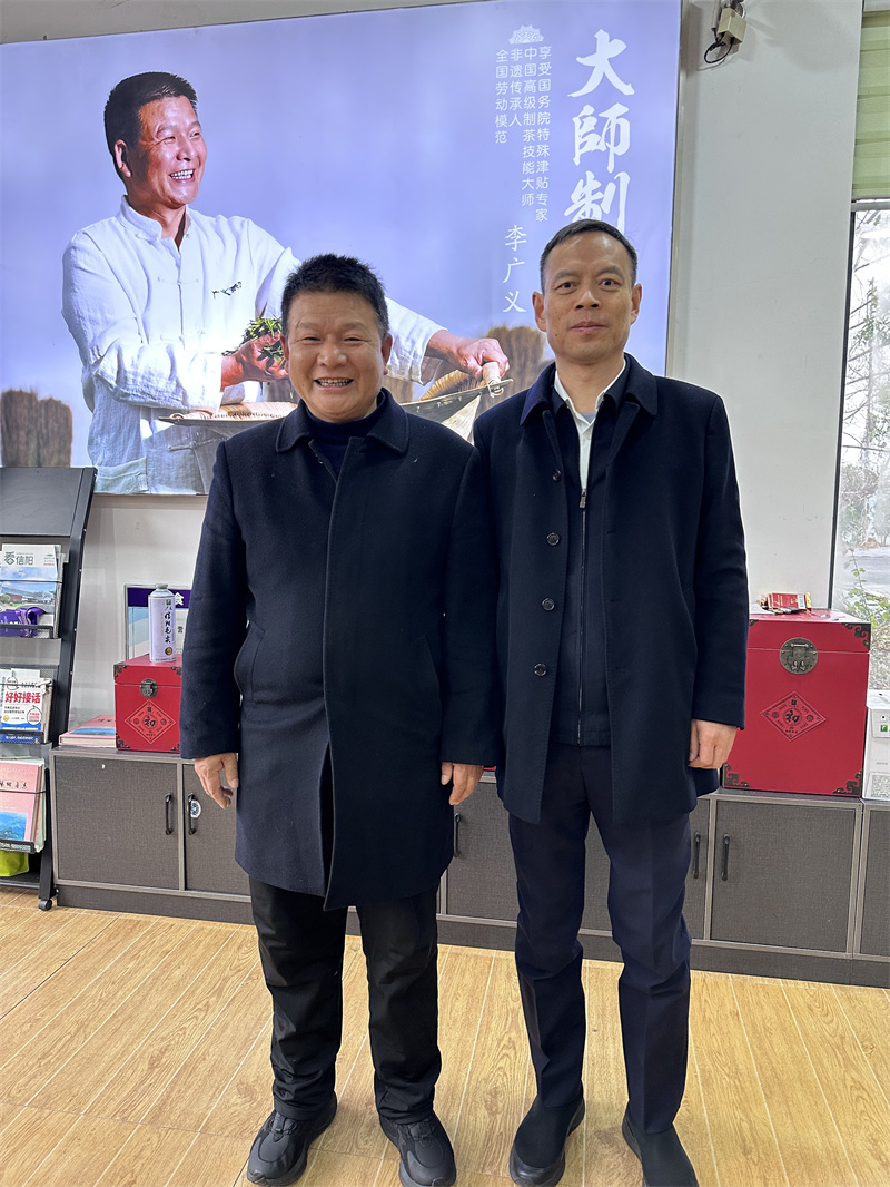 2025年1月23日上午，信陽(yáng)市委常務(wù)副市長(zhǎng)秦保健來(lái)公司看望一線全國(guó)勞模李廣義